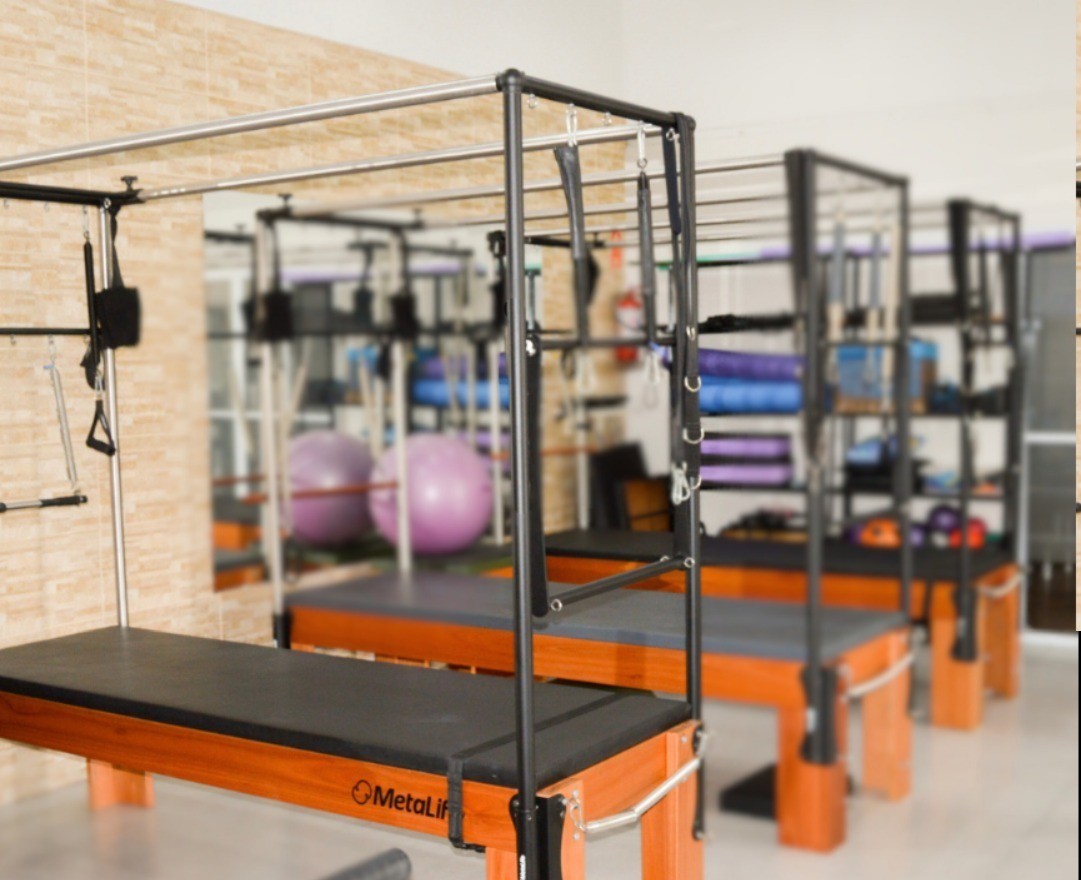 Cadillac de Pilates MetaLife em madeira, com barras, alças e molas