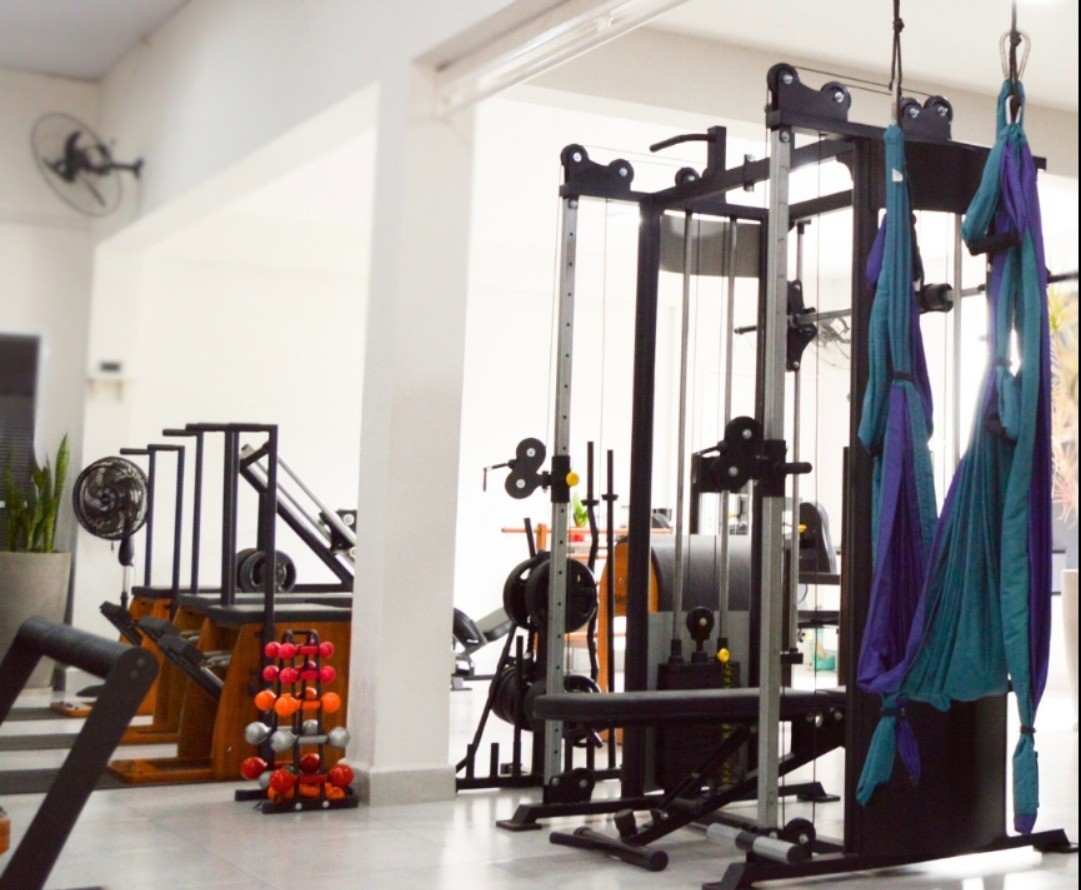 Tecidos de Pilates aéreo em azul e roxo suspensos no salão